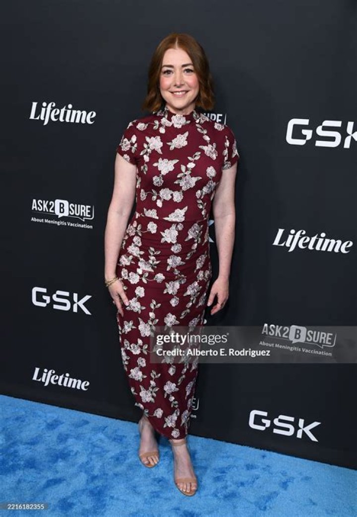 Alyson Hannigan’s Feet Inspire Twitter Signature Showdown