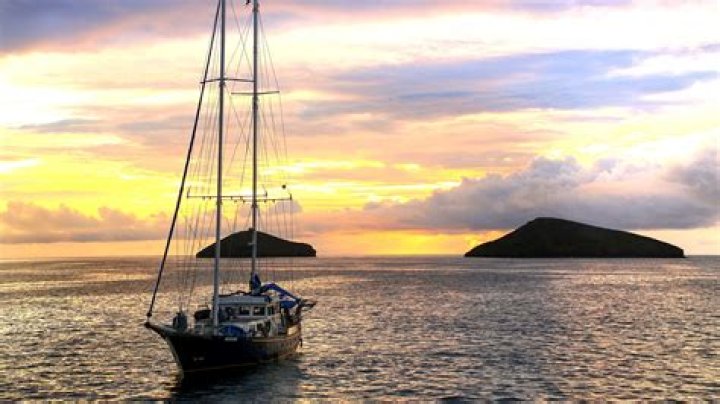 Cruise to Chinese Hat Islet