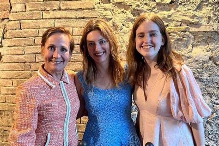 Laurie Metcalf Husband, Lesbian, Children, Net Worth