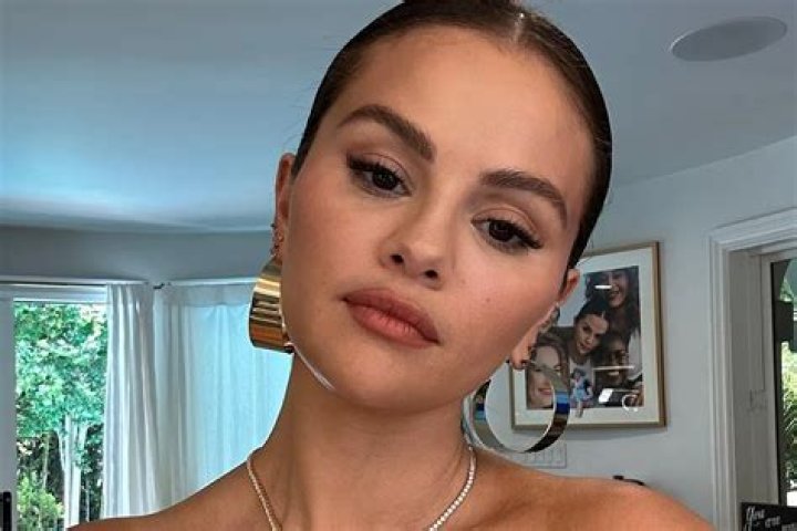 Selena Gomez posts and swiftly deletes 'risky pic' replacing it with wholesome 'natural' selfie