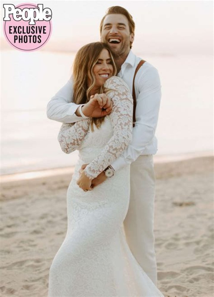 The Reklaws Singer, Jenna Walker Is Dating Ryan Watson For Years